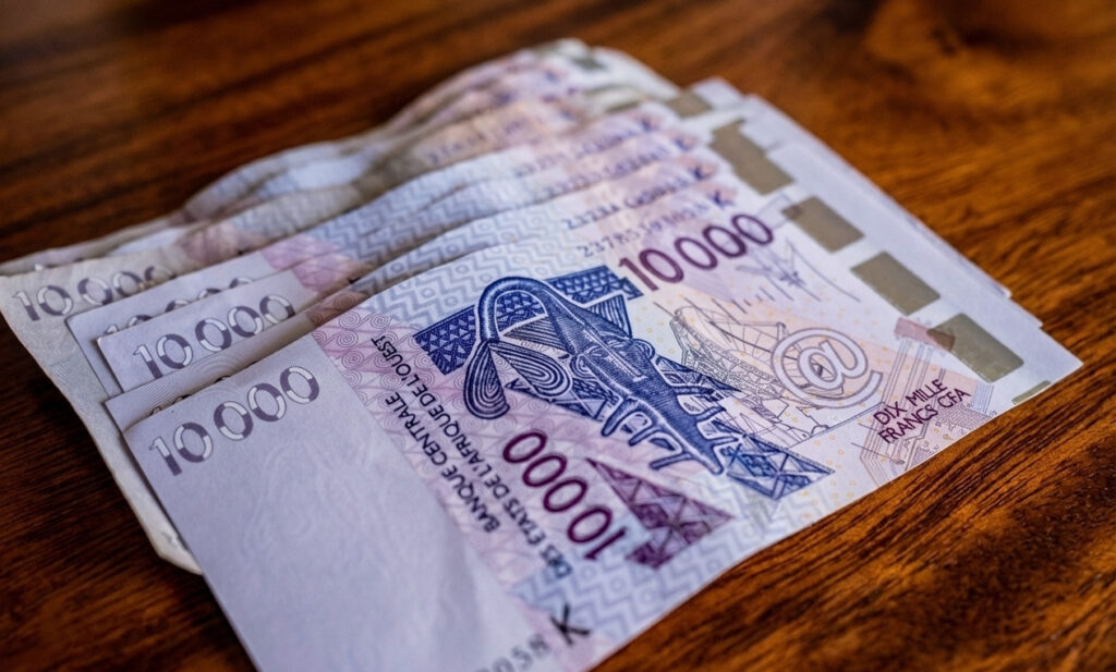 Billets de dix mille FCFA_La monnaie, c'est quoi ? - Article signé Guillaume Liby